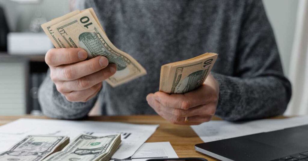 Suspect counting proceeds of racketeering, Fort Lauderdale, Florida