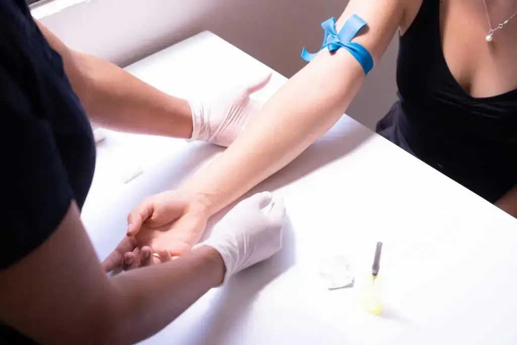 Police officer drawing blood after a DUI arrest in Florida without a warrant